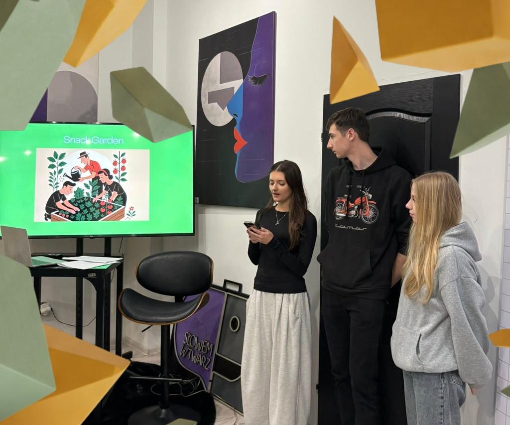 Young participants presenting projects related to the region ecological transition