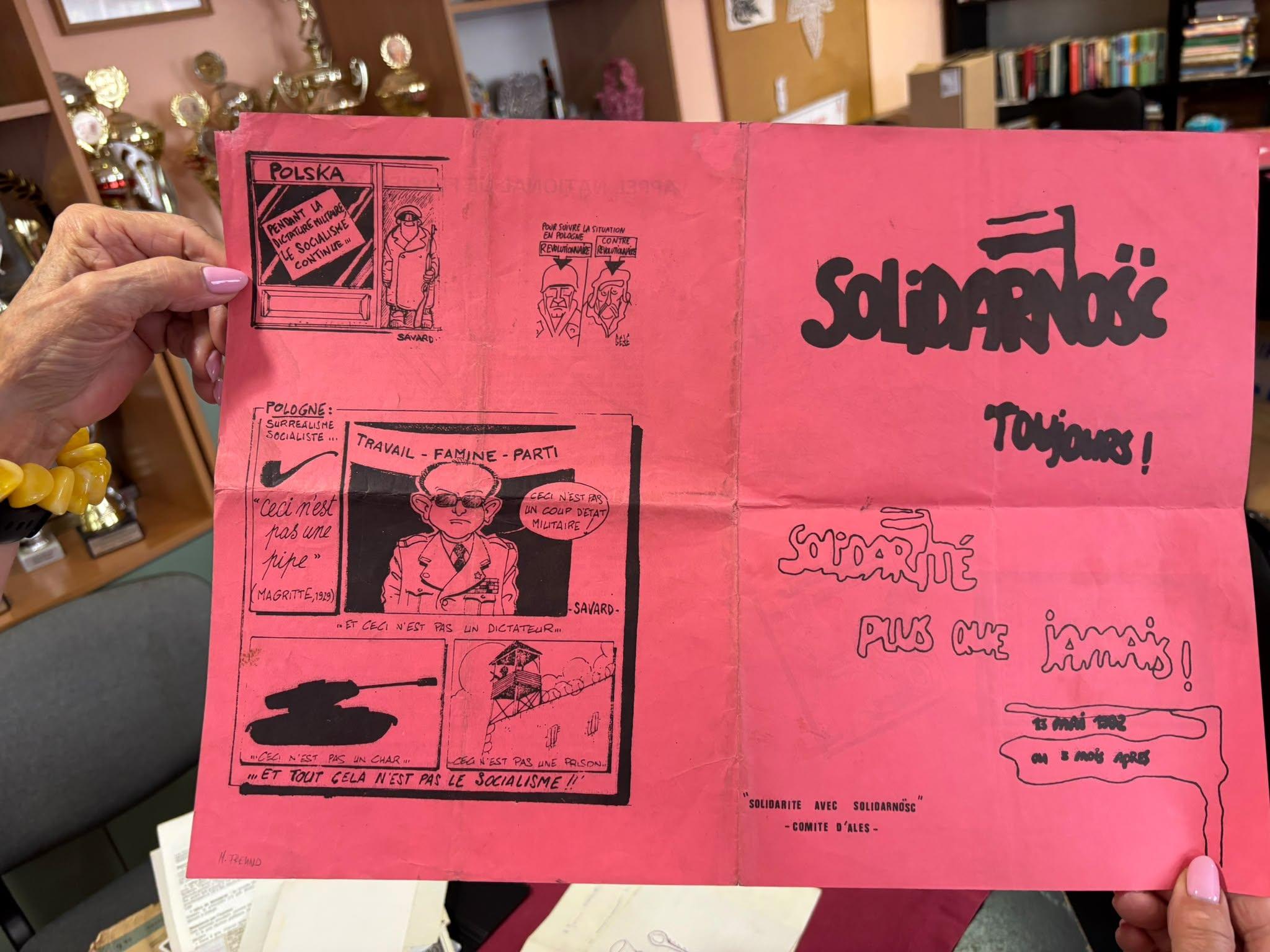A pink French-language Solidarity leaflet with satirical drawings